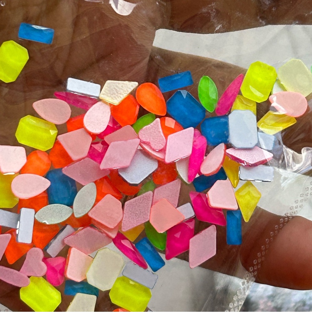 100 neon rigsthones for nails
